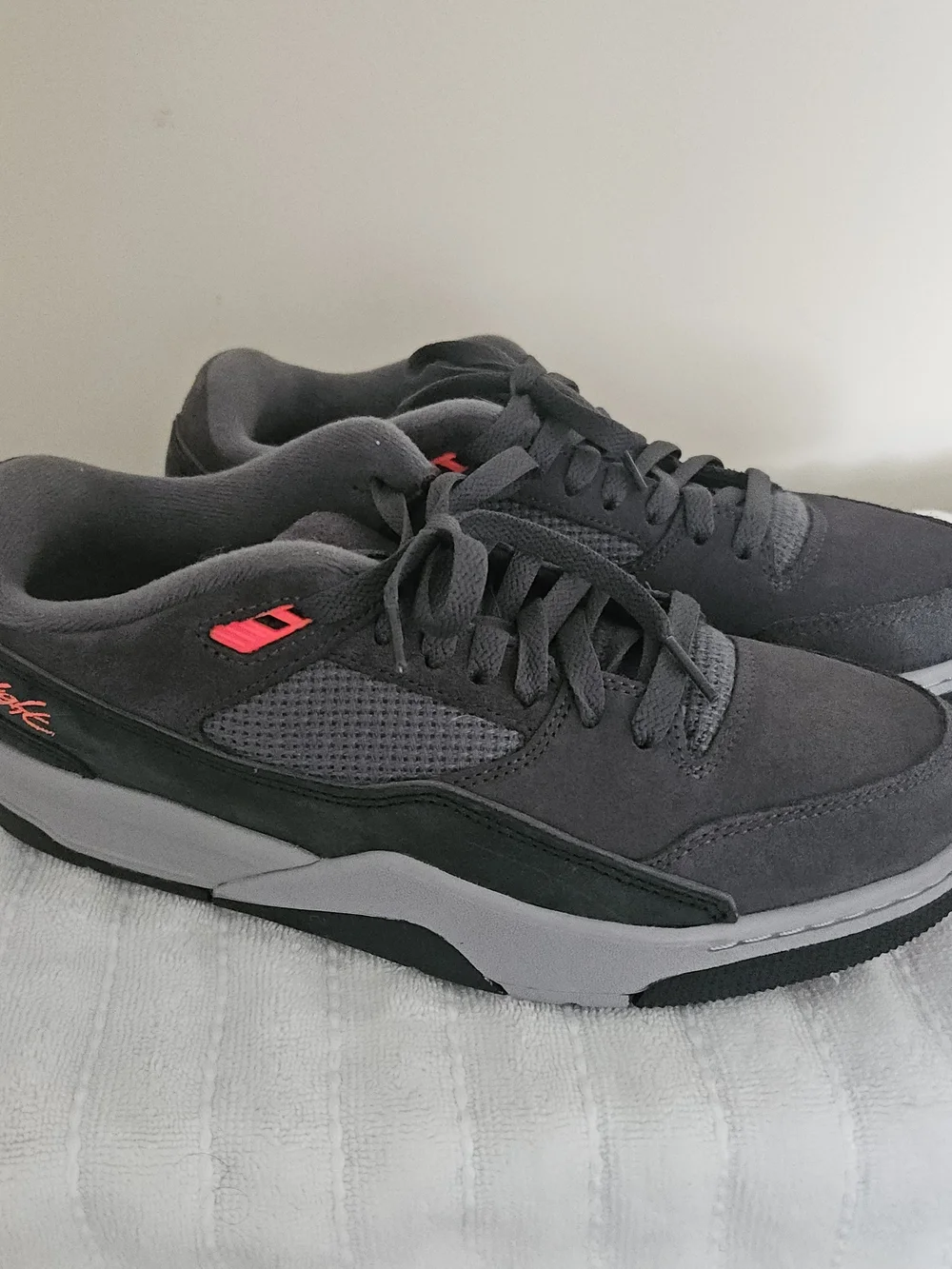 Jordan Flight Court Men’s Size 10 Low Top Dark Grey Infrared HF3255-003